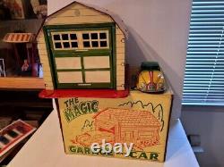 VERY NICE VINTAGE 1950S MARX TIN LITHO MAGIC GARAGE with WIND UP CAR with BOX