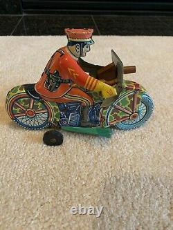 VINTAGE 1940'S WIND UP TIN LOUIS MARX MILITARY MOTORCYCLE WORKING, with key