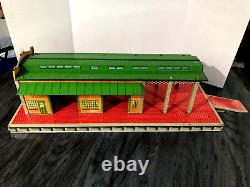 VINTAGE 1950's MARX TIN LITHO FREIGHT TERMINAL TRAIN STATION + Ramp sharp Toy