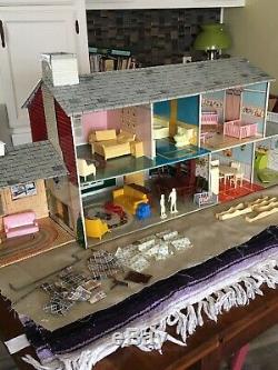 VINTAGE MARX TIN LITHO DOLL HOUSE 7 ROOMS w LOTS OF FURNITURE Mom Dad Baby 1966
