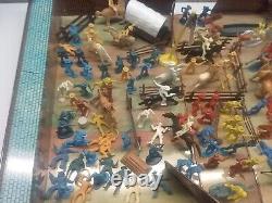 VTG Louis Marx Fort Apache Tin Carry-All Action Play Set No. 4685 Many Extras