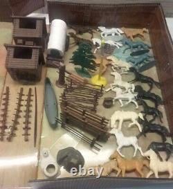 VTG Louis Marx Fort Apache Tin Carry-All Action Play Set No. 4685 Many Extras
