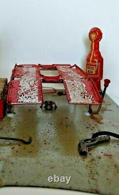 Vintage 1930s Marx Tin Litho Roadside Rest Service Station Island Toy Coupe Car