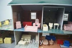 Vintage 1940-50's Marx Tin Toy Dollhouse Family Figures Full Of Furniture