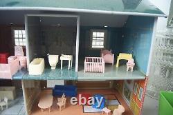 Vintage 1940-50's Marx Tin Toy Dollhouse Family Figures Full Of Furniture